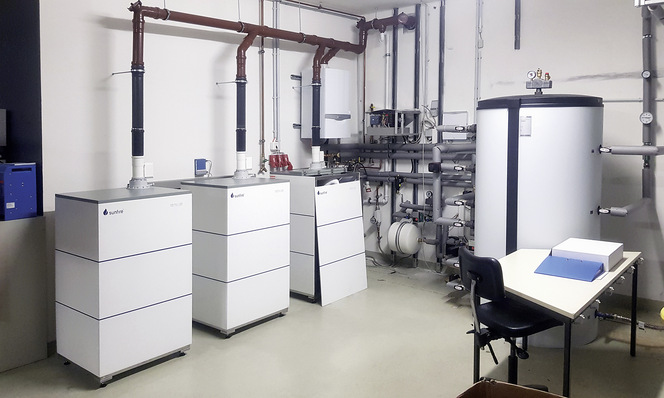 Die Brennstoffzelle von Sunfire ist auf die Bedürfnisse in Einfamilienhäusern ausgelegt. In Kaskade geschaltet, ist sie auch für -Mehrfamilienhäuser oder Gewerbebetriebe geeignet.