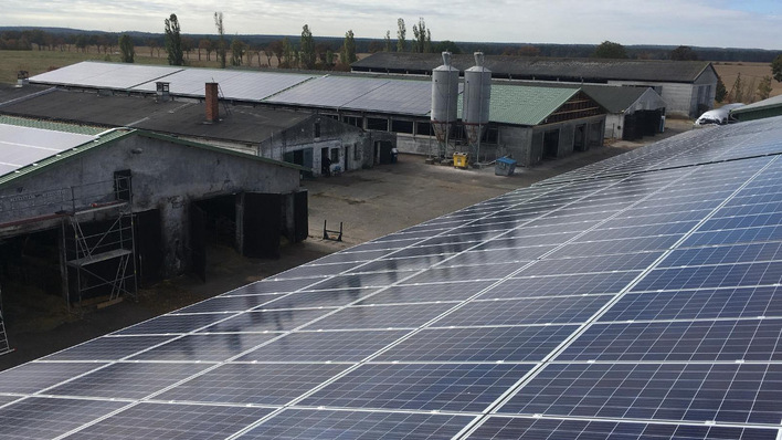 Diese Dachanlage (im Vordergrund) aus dem Jahr 2019 sucht einen Käufer.