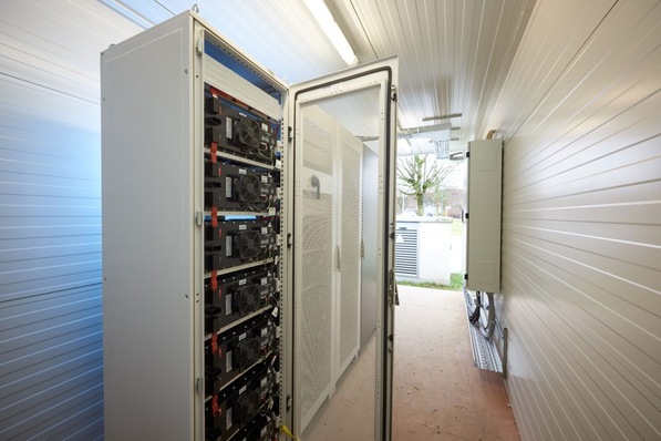 Mithilfe eines Speichersystems kann der Betrieb Geld sparen.