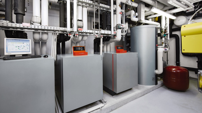 Wenn mehrere Wärmepumpen im Mehrfamilienhaus zum Einsatz kommen, können einige im Sommer kühlen, während die restlichen Geräte weiter Warmwasser liefern.