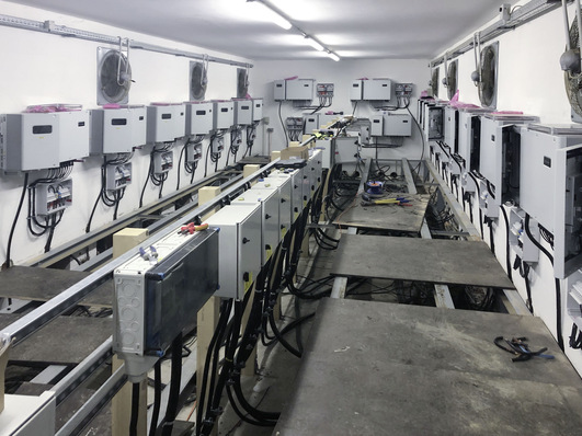 Die neuen Stringwechselrichter in der früheren Zentralstation.