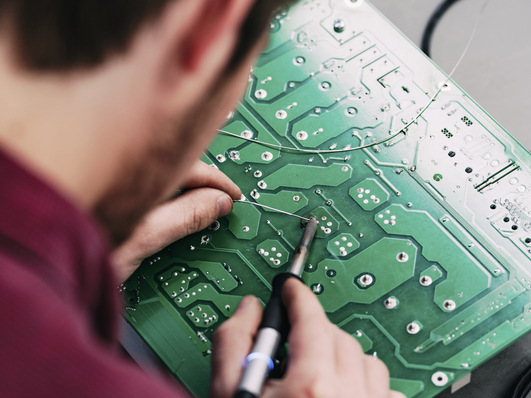 Die Elektrotechniker bei Hilker Repair tauschen defekte Bauteile auf den Platinen einzeln aus.