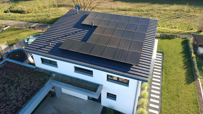 Die Anlage liegt parallel auf dem leicht nach Norden geneigten Pultdach.