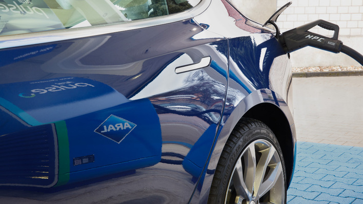 Die neuen Elektrotankstellen pumpen den Ladestrom mit bis zu 350 Kilowatt in die Akkus der Elektroautos.