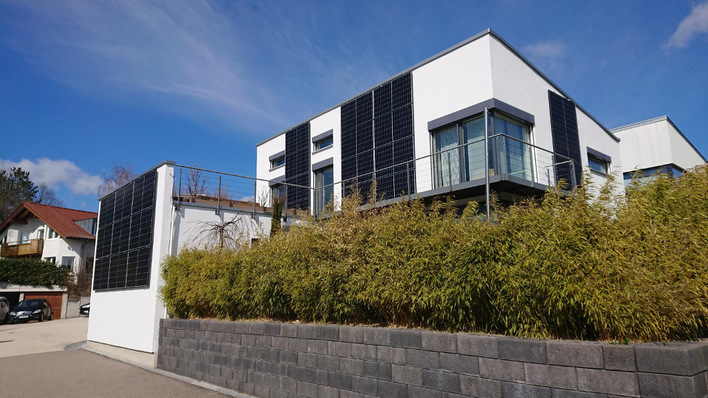 An der Fassade des Gebäudes boten sich vier Flächen für die Installation von Solarmodulen an.