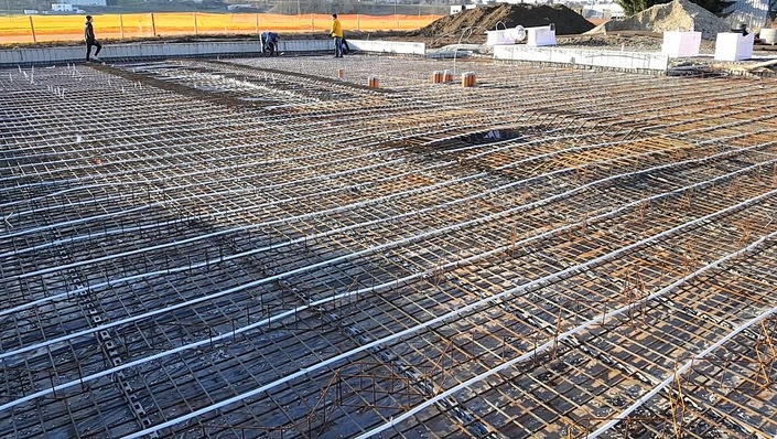 Die Handwerker haben die elektrische Fußbodenheizung in das Fundament eingegossen.