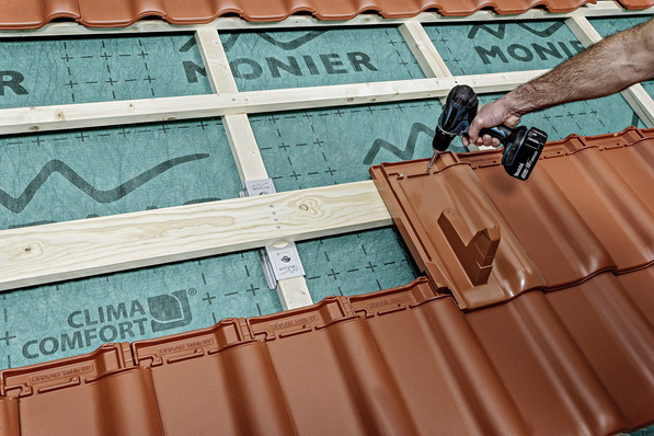 Installation der Modulstütze auf der Lattung des Schrägdachs.