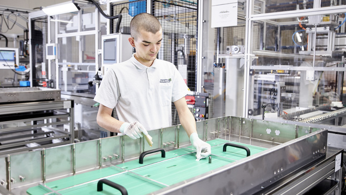 Im vergangenen Jahr hat Akasol die neue Firmenzentrale in Darmstadt fertiggestellt. Hier sollen bald Speicher mit einem Gesamtvolumen von fünf Gigawatt pro Jahr hergestellt werden.