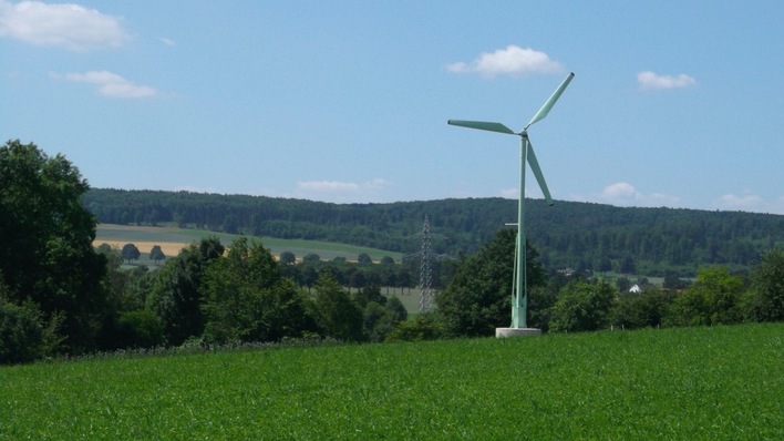 Eine Kleinwindkraftanlagen ist mit Blick auf das Ertragsprofil eine perfekte Ergänzung zur Photovoltaik im Landwirtschaftsbetrieb.