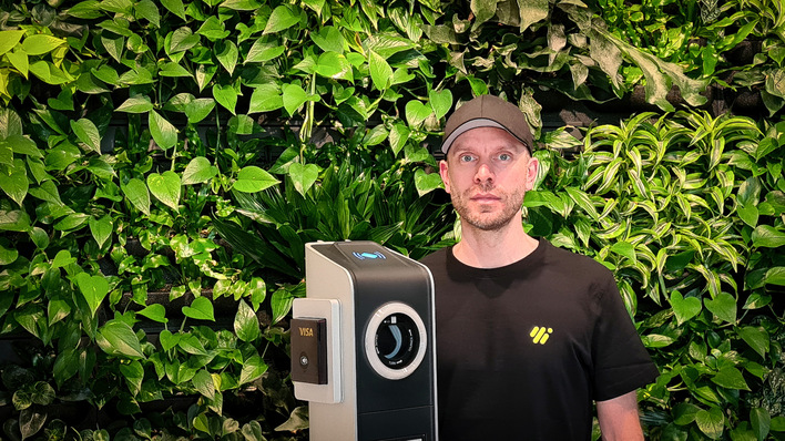 Constantin Schwaab  ist CEO von Wirelane, einem Full-Service-Provider für Elektromobilität. Zuvor war er Gründer und CEO von Kinoheld, einer Plattform für Kinokarten. Vor dem Ticketing war er als Gründer und geschäftsführender Gesellschafter von Plain Energy, einem europaweiten Entwickler von Photovoltaikanlagen, tätig. Schwaab bringt zehn Jahre Erfahrung als Projektmanager in allen Bereichen der Solarbranche mit. Er hat Kraftwerke in fünf Ländern entwickelt und verfügt über langjährige Erfahrung in der Wertschöpfungskette, einschließlich Standortentwicklung, Bau, Finanzierung und Betrieb. Geboren 1978, studierte er Politikwissenschaften an der Ludwig-Maximilians-Universität in München, der Universität in Genf und der UB in Barcelona. Er spricht vier Sprachen, betreibt erfolgreich Ausdauersport (Ironman-Triathlon) und ist Vater von drei Kindern.