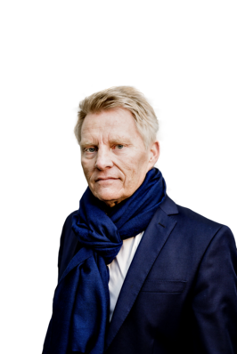 Dr. Andreas Piepenbrink  ist Geschäftsführer von E3/DC. Nach dem Studium der Elektrotechnik und Promotion in Regelungstechnik hat er einige Jahre in Führungs­positionen der Automobiltechnik gearbeitet, darunter fünf Jahre bei ZF Friedrichshafen als Leiter der Getriebehydraulik und vier Jahre bei ­Karmann als Bereichsleiter für Elektronik und Geschäftsführer für ­EngineeringDienstleistungen. Seit 2010 hat er als CEO die Firma E3/DC in Osnabrück aufgebaut, die heute zur Hager Group gehört.