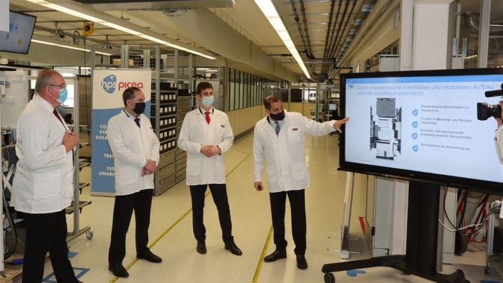 HPS-Chef Zeyad Abul-Ella in der neuen Fertigung bei Zollner Elektronik.