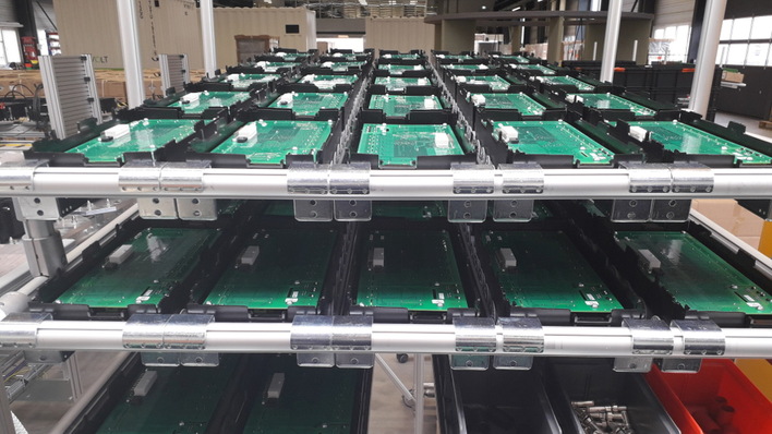 Blick in die Gigafab für Gewerbespeicher von Tesvolt in Wittenberg.