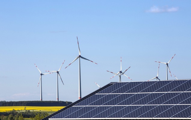 Der perfekte Mix: Solar und Windkraft.