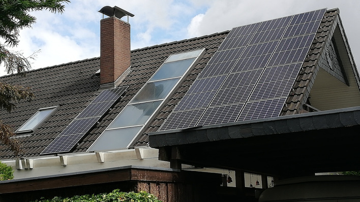 Vor allem für Betreiber von kleinen Anlagen sind die hohen Gebühren eine fast unüberwindliche Hürde, um ihren Solarstrom als Grünstrom verkaufen zu können.