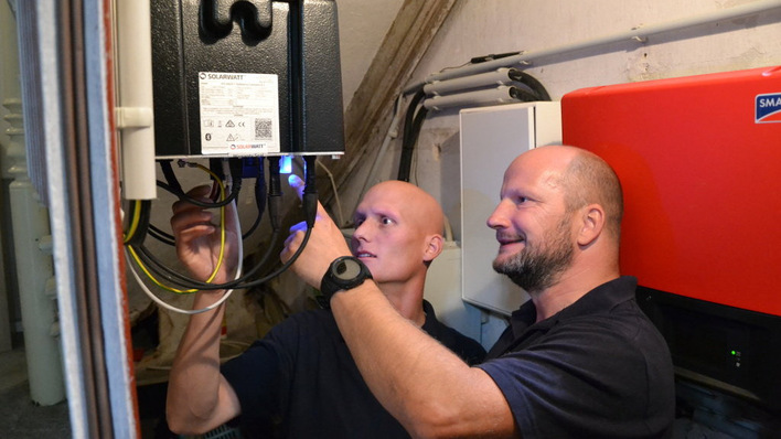 Hauseigentümer müssen dafür sogen, dass Speicher in überfluteten Kellern nicht wieder selbst in Betrieb gehen. Ein Fachhandwerkers muss das System vom Netz und der Solaranlage trennen.