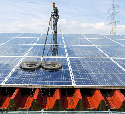Mit der Reinigungstechnik lassen sich bis zu 1.500 Quadratmeter Solarmodule pro Tag reinigen.