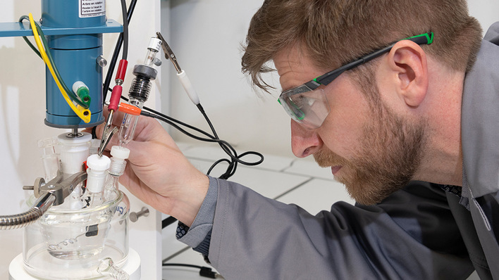 Tim-Patrick Fellinger leitet die Entwicklung des neuen Anodenmaterials für Natriumakkus an der BAM.