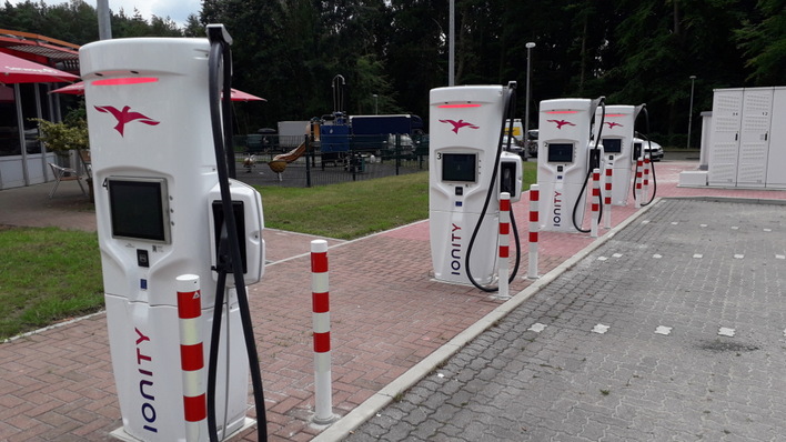 Ladesäulen von Ionity an der Bundesautobahn A2.