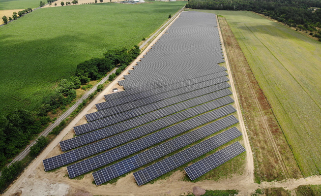 Der neue Solarpark steht zwischen einem Truppenübungsplatz der Bundeswehr und eine Regionalbahnstrecke.