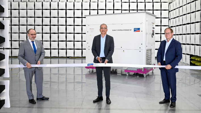 SMA-Vorstandssprecher Jürgen Reinert (rechts) und SMA Finanzvorstand Ulrich Hadding (links) eröffnet gemeinsam mit Hessens Wirtschaftsminister Tarek Al-Wazir das neue Testzentrum für elektromagnetische Verträglichkeit.