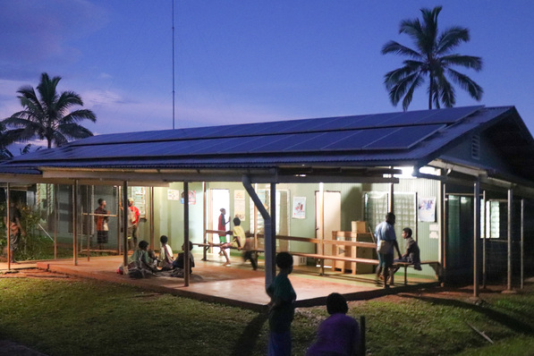 In einem Krankenhaus in Papua Neuguinea liefern Tesvolt Speicher und eine Solaranlage zuverlässig Strom.