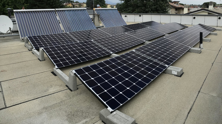 Auf dem System von Sun Ballast werden die Module an den Ecken geklemmt. Die hat LG jetzt freigegeben.