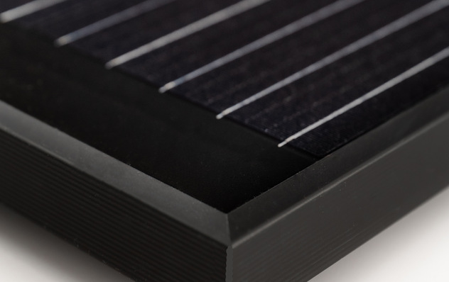 Schwarze Glas-Glas-Module.