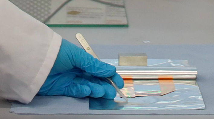 Ein fester Elektrolyt hilft die Sicherheit und Leistungsfähigkeit von Feststoffbatterien zu verbessern.