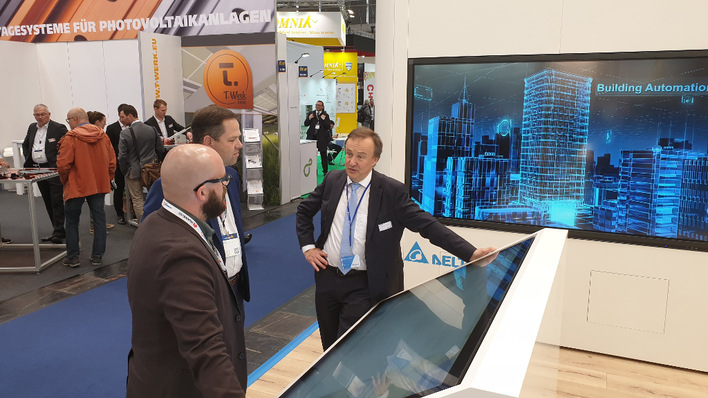 Andreas Hoischen erläuert die Neuheiten von Delta.