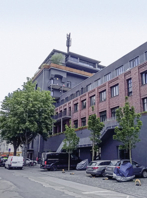 Der Hochbunker wurde durch einen modernen Anbau und aufgesetzte Stockwerke ergänzt.