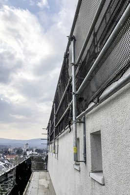 Der Seitenschutz wurde mit vier Rohren sowie Netzen versehen, um vor Absturz zu sichern und das Herabfallen von Gegenständen zu verhindern.