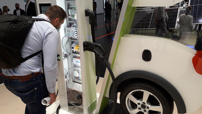 Neue DC-Ladesäule am Stand von Phoenix Contact in München.