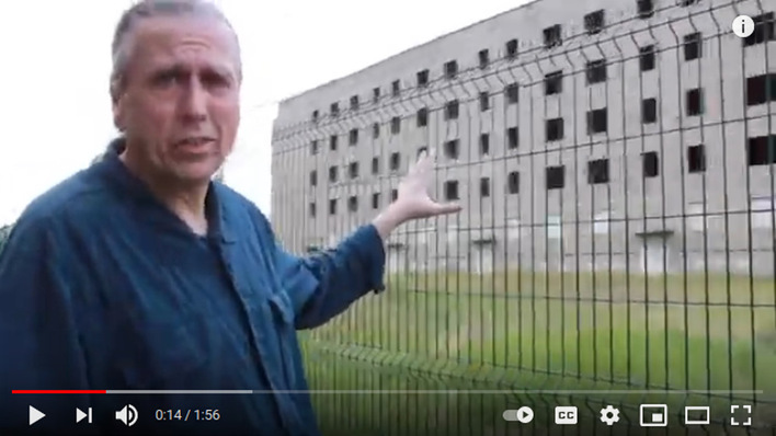 Im zweiten Teil seines Rundgangs in Groß-Dölln erläutert Eglund, wie alte Gebäude im Solarpark genutzt werden.