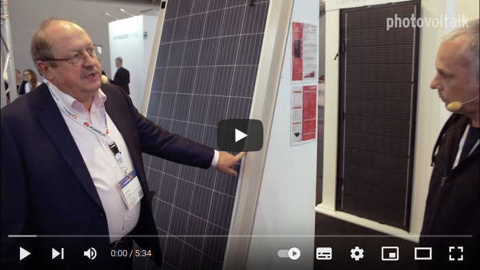 Matthias Schoft von Sunman erläutert die Vorteile der ultraleichten Module.