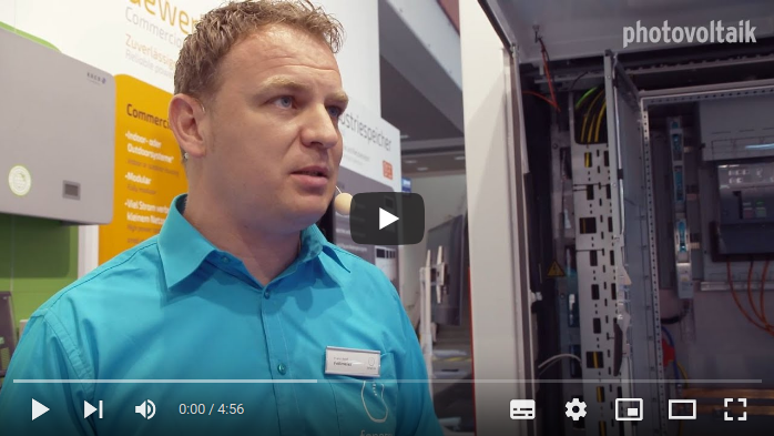 Franz-Josef Feilmeier von Fenecon erläutert die neuen Stromspeicher für Kunden aus Gewerbe und Industrie.