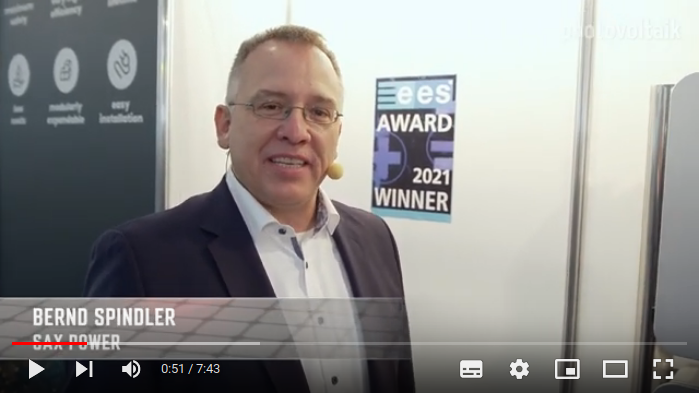 Bernd Spindler erklärt den AC-Speicher von Sax Power, der ohne Batteriewechselrichter auskommt.