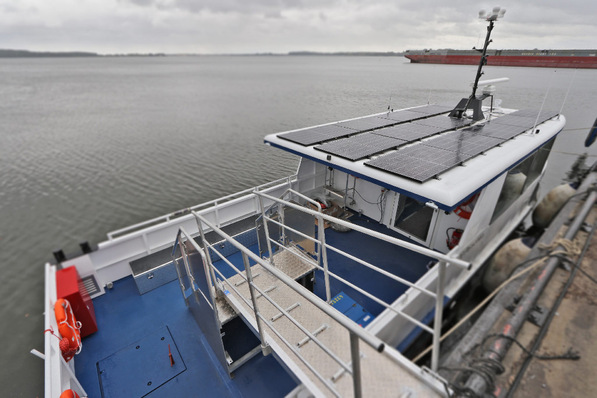 Die Elektromobilität auf dem Wasser nimmt Fahrt auf und wird immer wichtiger. Hier die neue Elektro-Solar-Fähre, die zwischen dem Festland und der Insel Usedom Menschen befördert.