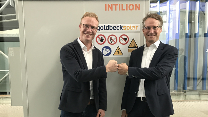 Manuel Schmidt (links), Geschäftsführer von Intilion, und Joachim Goldbeck, Geschäftsführer von Goldbeck Solar, besiegeln die Zusammenarbeit.