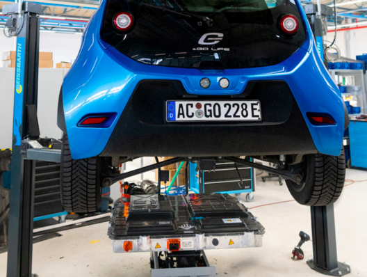 Ein schneller ePit: Die Bodenplatte mit Akkus wird gewechselt.