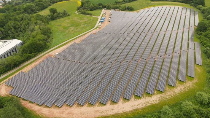 Im Saarland haben unlängst Schoenergie und die Stadtwerke Trier diesen Solarpark (7,7 Megawatt) errichtet. Der Sonnenstrom wird über PPA abgenommen.