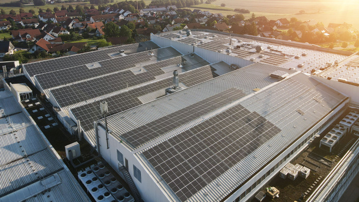 Die neuen Solardächer versorgen das Bateriewerk in Schierling mit sauberem Eigenstrom.