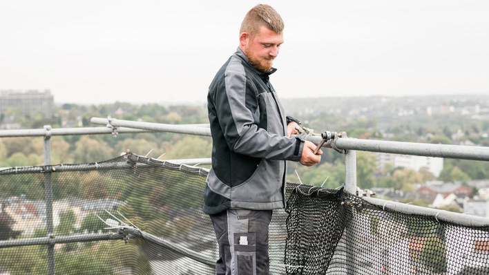 Viele Installateure nutzen den bewährten Seitenschutz, um die Montage von Solaranlagen abzusichern.