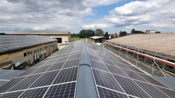 Diese Dachanlage besteht aus drei Abschnitten. Sie steht zum Verkauf.