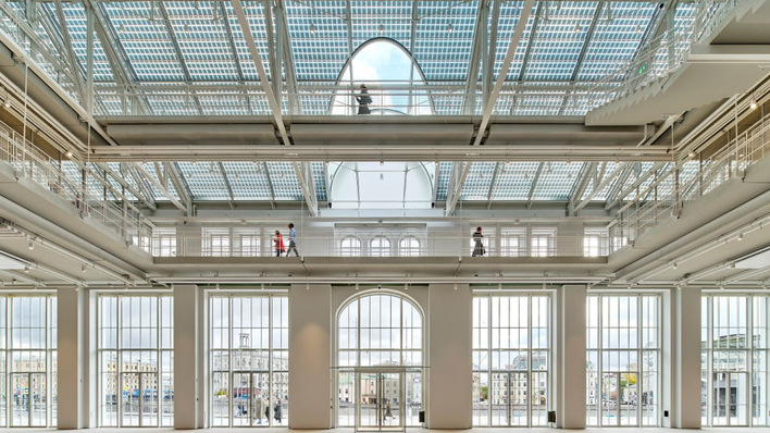 Die semitransparenten Module sorgen für eine natürliche Beleuchtung des Gebäudes in Moskau.