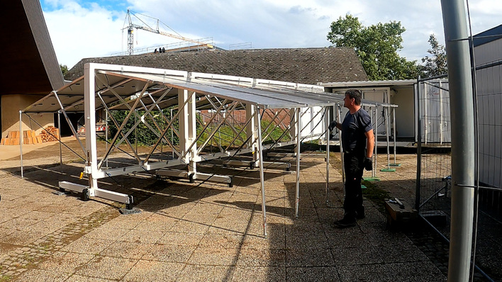 Die mobile Solaranlage besteht aus einem Gestell, auf dem die Module befestigt sind. Sie kommt im Container zum Einsatzort, in dem noch ein Speicher integriert ist.