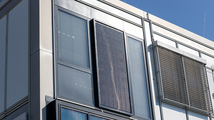 Außen ist ein Solarmodul in das Fassadenelement integriert. Direkt dahinter ist die Wärmepumpe untergebracht.