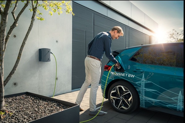 Eine Software lädt anhand eines prognostizierten CO2-Indexes die Stromer auf.