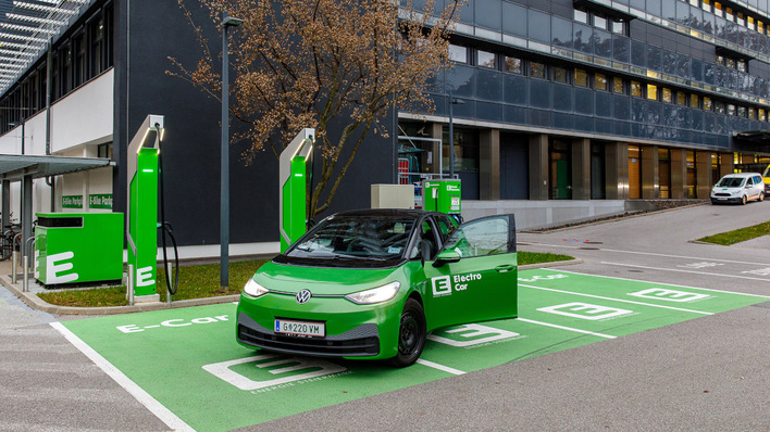 Die ersten beiden der Schnellladesäulen mit 320 Kilowatt Leistung stehen vor der Zentral von Energie Steiermark in Graz.