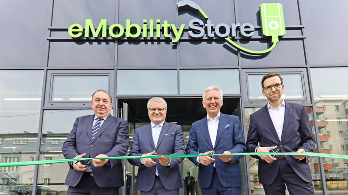 Bei der Eröffnung der Beratungsstelle zur Elektromoblität: Erich Haider, Generaldirektor der Linz AG, der Linzer Bürgermeister Klaus Luger, Keba-Chef Gerhard Luftensteiner und Christoph Knogler, Geschäftsführer von Keba Energy Automation (v.l.n.r.).